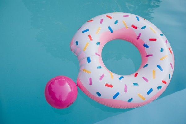 Tout savoir sur les différents types de bâches de piscine